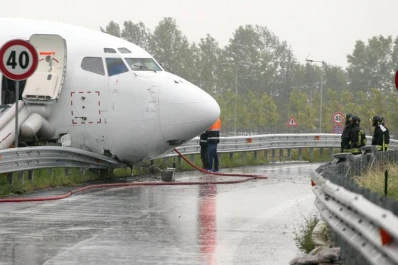 Un avión se despistó en Italia y terminó en plena ruta