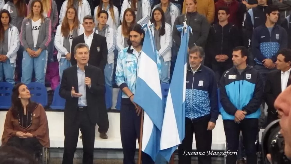 Antes de la partida de la delegación argentina a Río, Macri le entregó la bandera olímpíca a Luis Scola.
FOTO TOMADA DE www.deporteargentinoplus.com