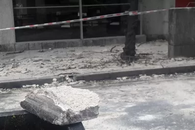 Cayó un pedazo de mampostería sobre una camioneta