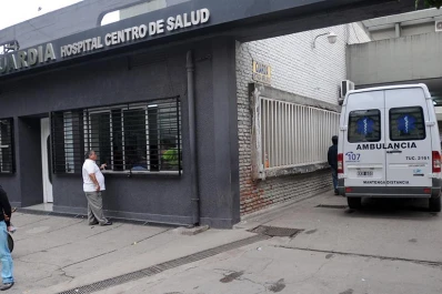 Le explotó la moto en la cara cuando le ponía nafta mientras fumaba