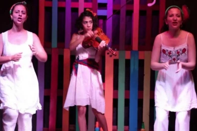 Un mosquito molesto divierte a los chicos