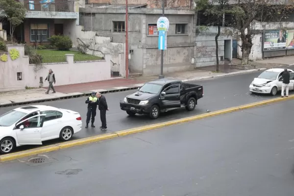 Tres autos chocaron frente al complejo Avellaneda