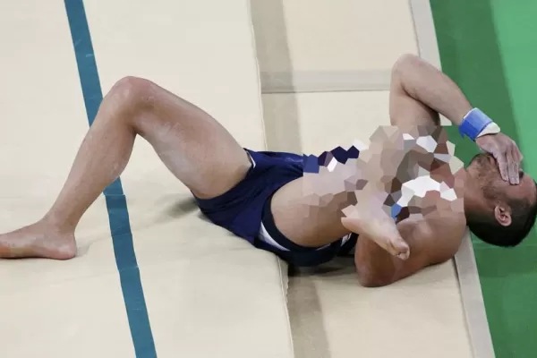 Impactante: el francés Samir Ait Said se quebró una pierna durante un salto