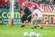 El Chavo le robó la pelota a Quico y marcó un gol en La Ciudadela