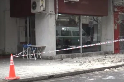 Se desprendió un pedazo de terraza de un edificio céntrico