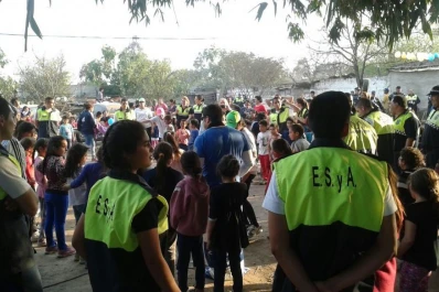 Policías les sirvieron chocolate a los niños para festejar su día