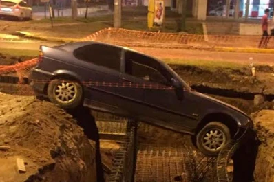 Multarán al conductor que se cayó en el pozo de una obra
