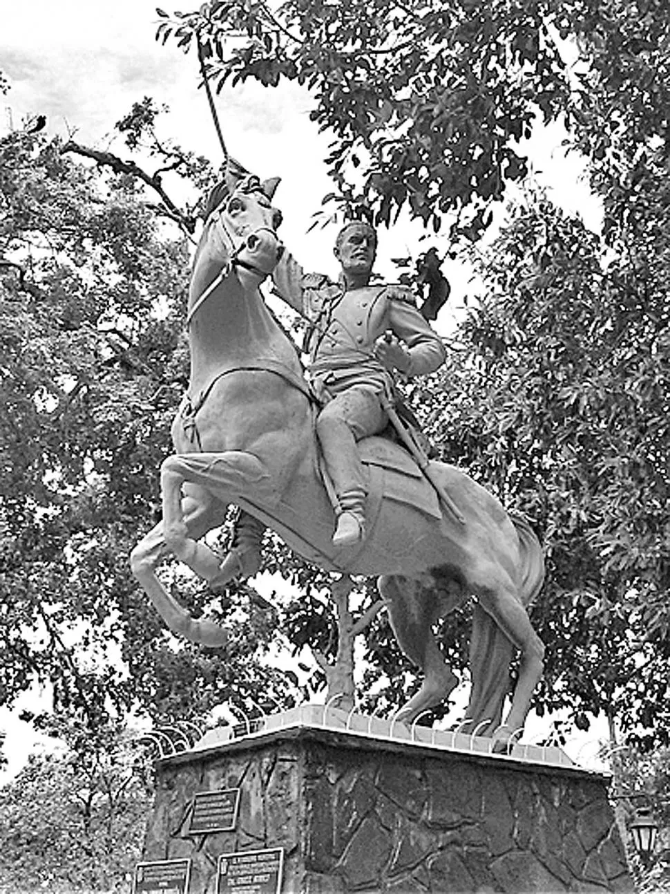 IGNACIO WARNES. Estatua del bravo militar argentino, veterano de Tucumán y Salta, en Santa Cruz de la Sierra. la gaceta / archivo
