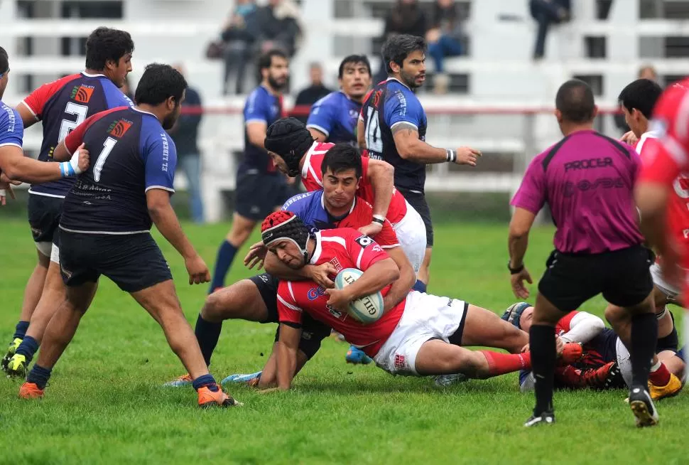 UN TRÁMITE. Los Tarcos lo hizo sencillo frente a Old Lions, al que goleó 61-0. la gaceta / foto de franco vera