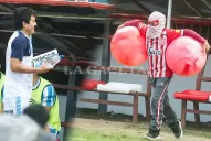 Pulga Rodríguez le dio la mano a un pequeño hincha de San Martín
