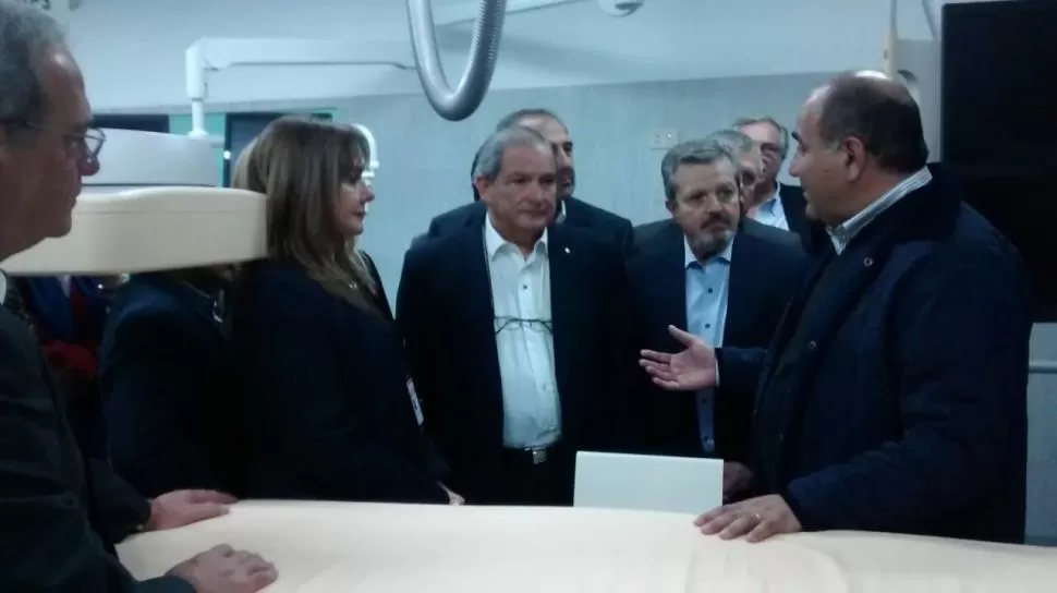 PADILLA. El gobernador, Juan Manzur, le mostró al ministro de Salud, Jorge Lemus, el nuevo angiógrafo digital.  