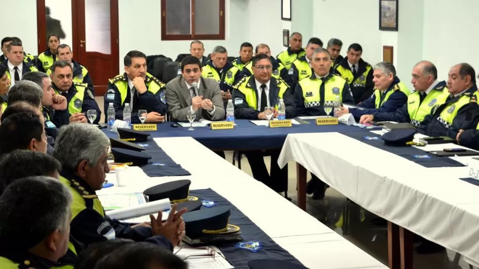 REUNIÓN DE LA FUERZA. Hofer, acompañado por la cúpula de la Policía, explicó el sistema a todos los jefes. gentileza policía de tucumán