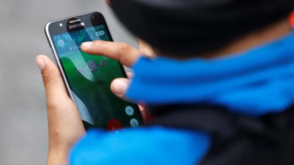 Le robaron el celular mientras jugaba Pokémon Go en la calle