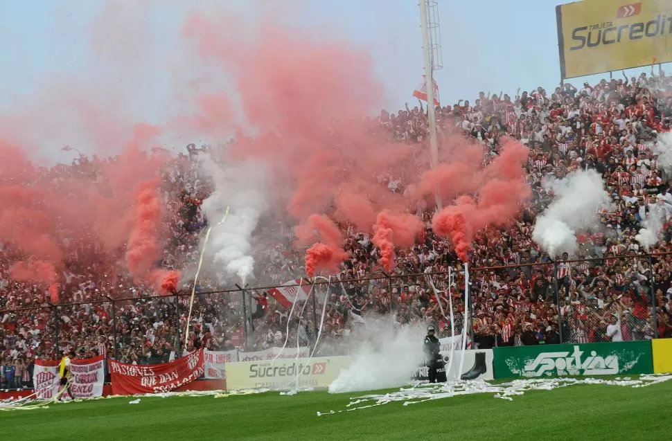 FIESTA. Sobre el cierre del partido, los hinchas encendieron bengalas por lo que Pezzotta suspendió el encuentro durante 4’. la gaceta / foto de Osvaldo Ripoll