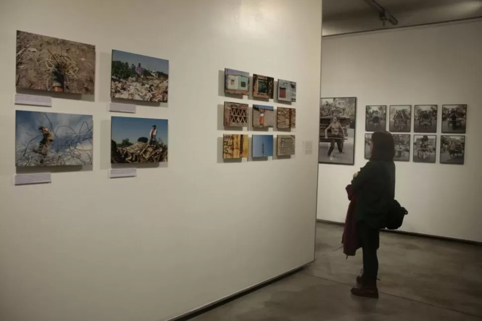 “DIÁLOGOS SOBRE EL TERRITORIO”. Con estas obras participa Diego Aráoz junto a artistas chilenos. foto florencia bringas