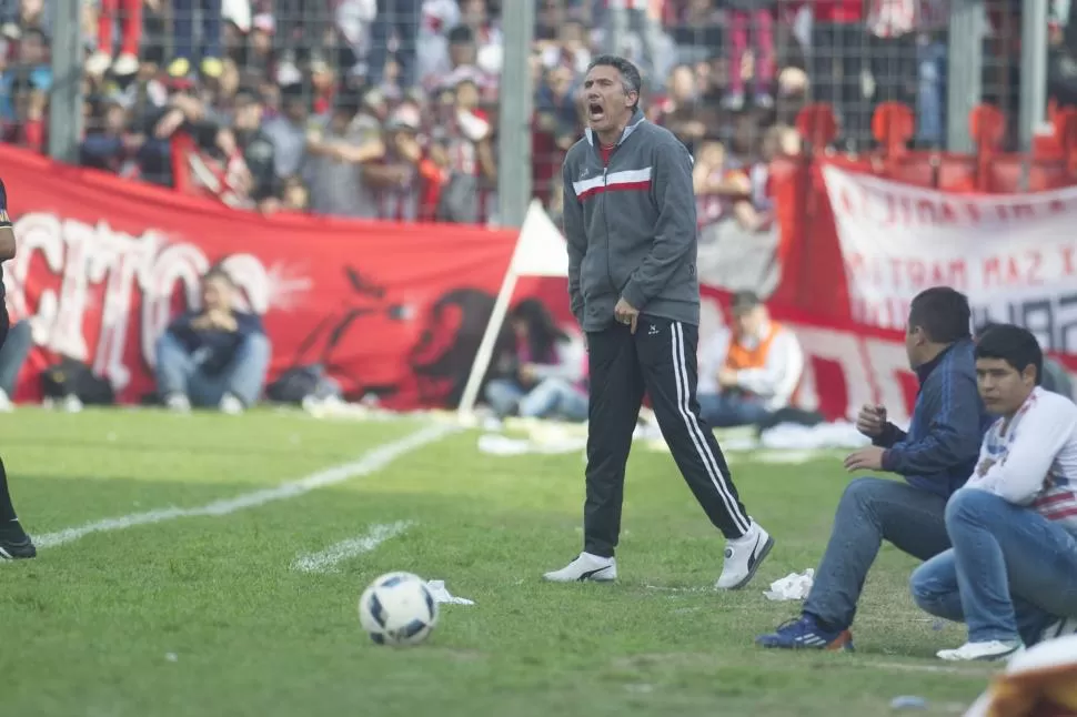 CERO PAZ. El DT del “Santo” vivió el partido de ayer con la intensidad que requiere un clásico. 