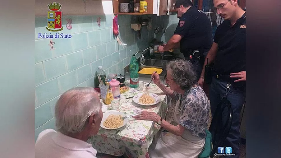 GESTO. Los abuelos cenan con los oficiales que les hicieron compañía. FOTO TOMADA DE REPUBBLICA.IT.- 