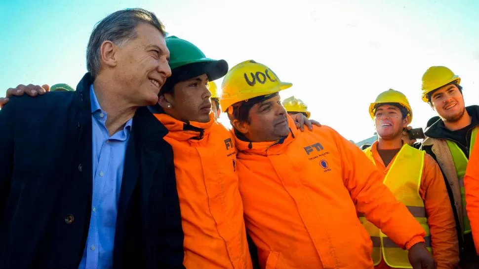 PARA LA FOTO. Macri y trabajadores, al inaugurar obras en el sistema metrobus, en BUENOS AIRES. DYN