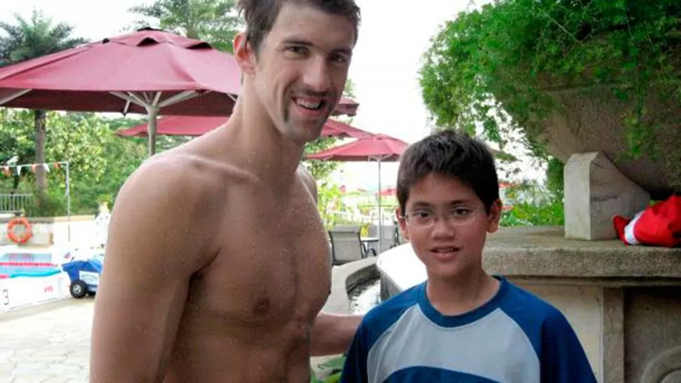 SUEÑO CUMPLIDO. El pequeño Schooling junto a Phelps, su ídolo. REUTERS