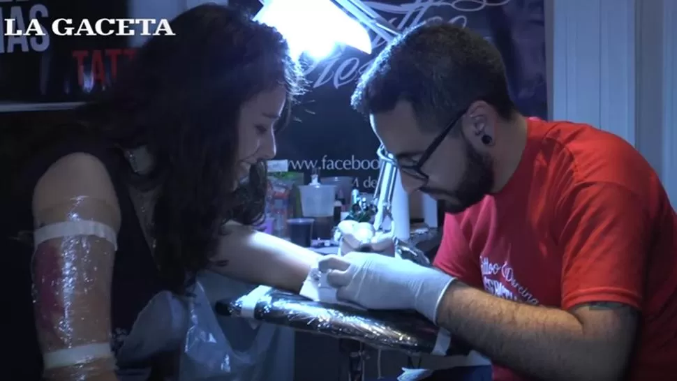 TATUAJES. Muchos aprovecharon el evento y se animaron a tatuarse. CAPTURA DE VIDEO. 