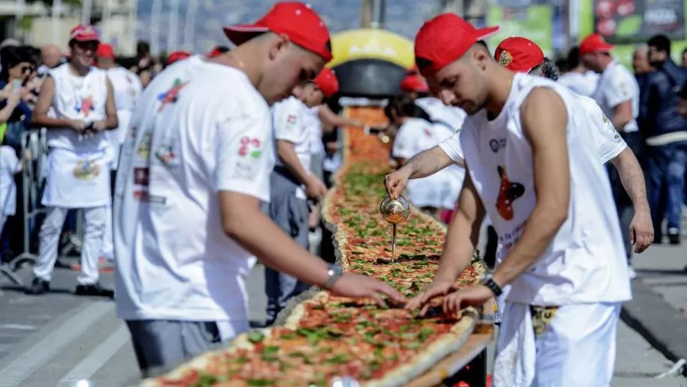 RÉCORD MUNDIAL. Cocineros prepararon la pizza más larga del mundo. FOTO TOMADA DE ELPAIS.COM.UY