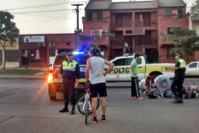 Un choque entre una moto y un auto dejó un herido