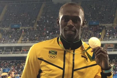 Bolt posó con la medalla de oro