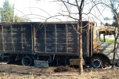 Así quedó el camión que se incendió tras chocar en El Bracho