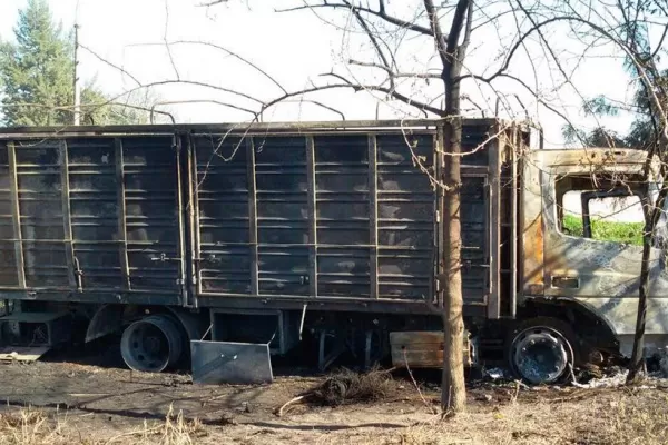 Así quedó el camión que se incendió tras chocar en El Bracho