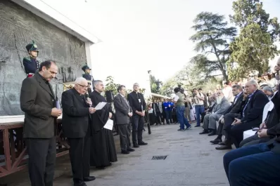 Religiosos de distintos credos oraron por la paz y se estrecharon en un abrazo