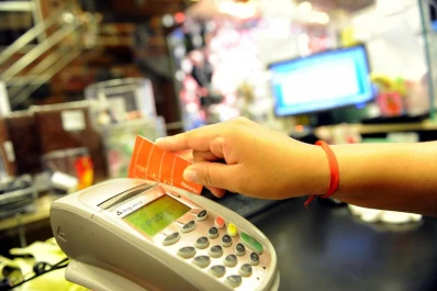 Las tasas por el uso de tarjetas, entre las más altas del mundo