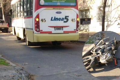 Iba en moto, chocó contra un colectivo y murió