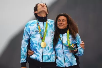 Toda la emoción de Lange y Carranza en la coronación por el oro