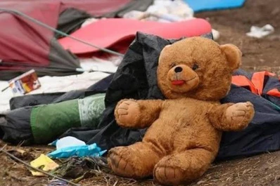 Un niño quiso vender su oso de peluche para poder comer