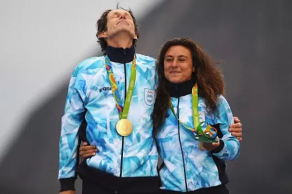 Toda la emoción de Lange y Carranza en la coronación por el oro