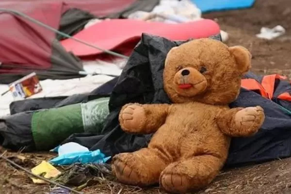 Un niño quiso vender su oso de peluche para poder comer