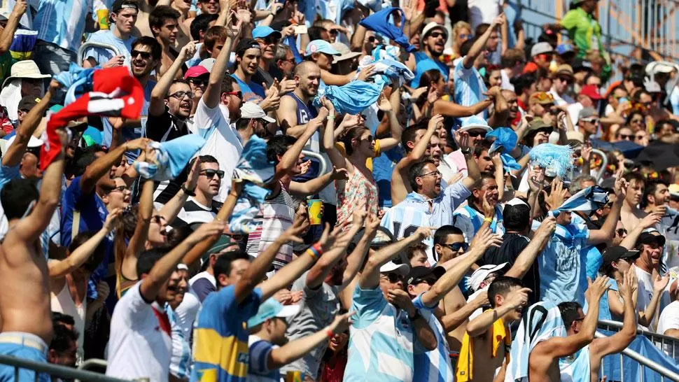 LOCURA EN LAS TRIBUNAS. Los hinchas argentinos celebran la victoria de Los Leones. REUTERS
