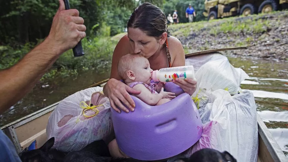 EVACUACIÓN. Una madre besa a su bebé tras ser auxiliada. FOTO TOMADA DE ELPAIS.COM