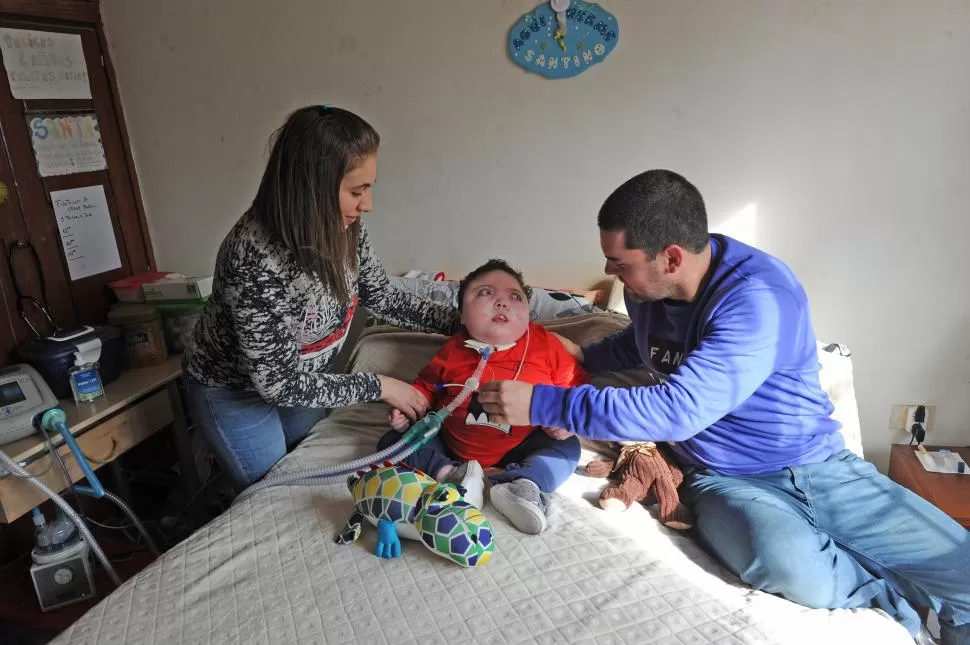 NO BAJAN LOS BRAZOS. Santino, que sufre epilepsia, con sus padres. LA GCETA / FOTO DE FRANCO VERA.-  