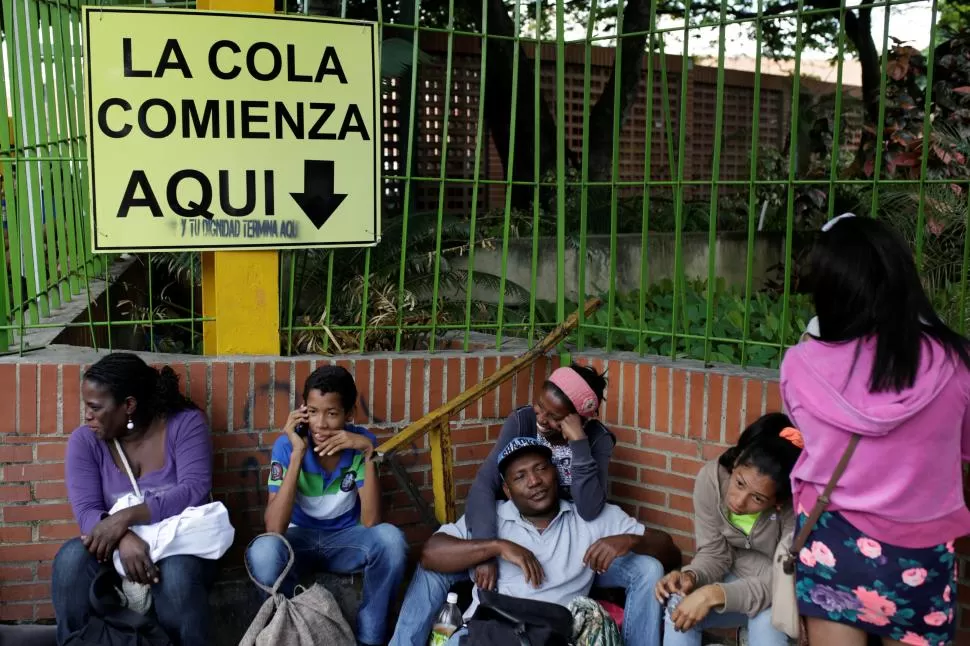 ESCASEZ. Los venezolanos hacen cola para poder comprar tanto en supermercado y farmacias de Colombia. reuters