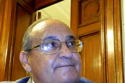 Manzur pide un aval para crédito de China