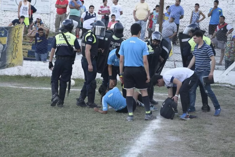 EN EL PISO. Leila Argañaraz, tras recibir el impacto de un proyectil. Otro triste episodio que mancha al fútbol tucumano. gentileza josue romano 