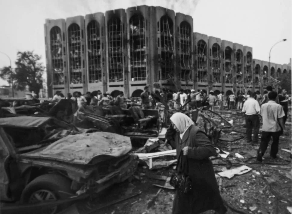  -LUEGO DEL ATAQUE. La foto de Toranzo registra el después de un bombardeo en Beirut (Líbano) en 2006. FOTO / Pablo Toranzo.-