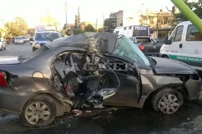 Está delicado uno de los jóvenes que iba en el auto que chocó en la avenida Belgrano