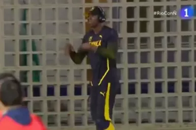 Mientras calentaba para la carrera, Usain Bolt se puso a bailar en la pista