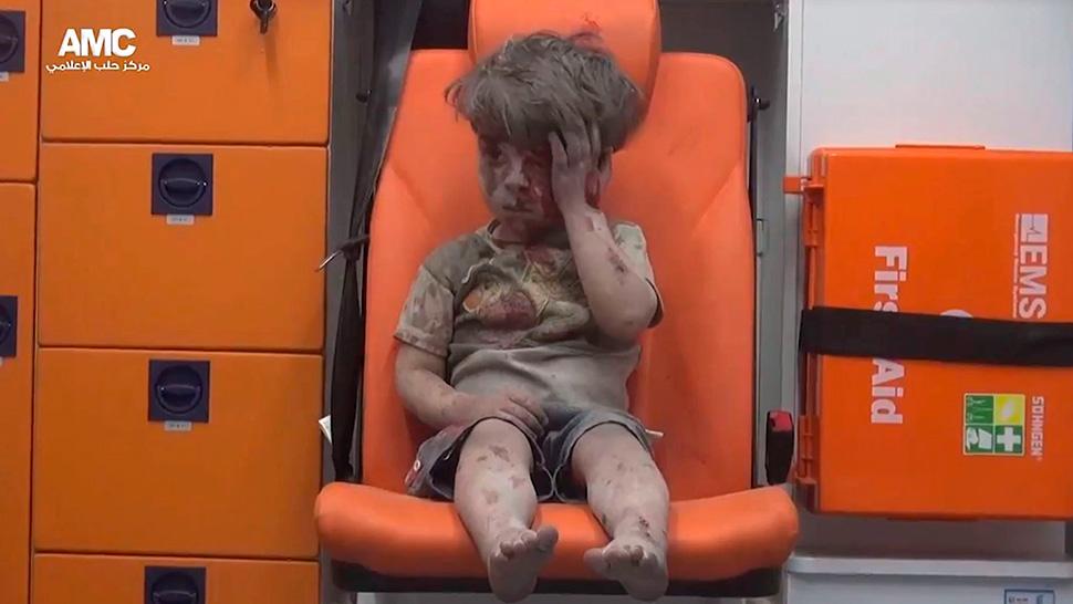 DESORIENTADO. El rostro ensangrentado de Omran se convirtió en el símbolo del drama que viven los civiles en Siria. TÉLAM