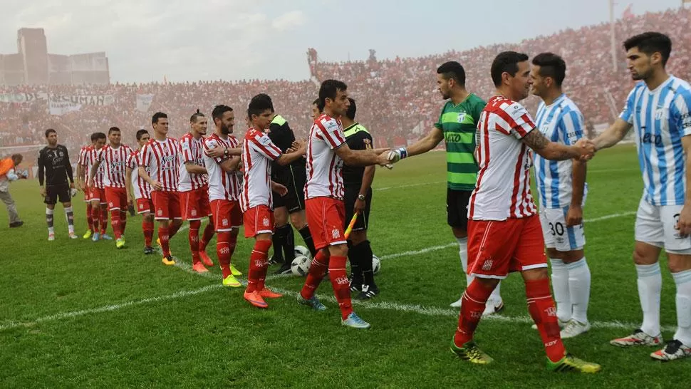 NUEVO AMISTOSO. Los jugadores de San Martín saludan a los de Atlético en la previa del último amistoso que se jugó en la Ciudadela. ARCHIVO