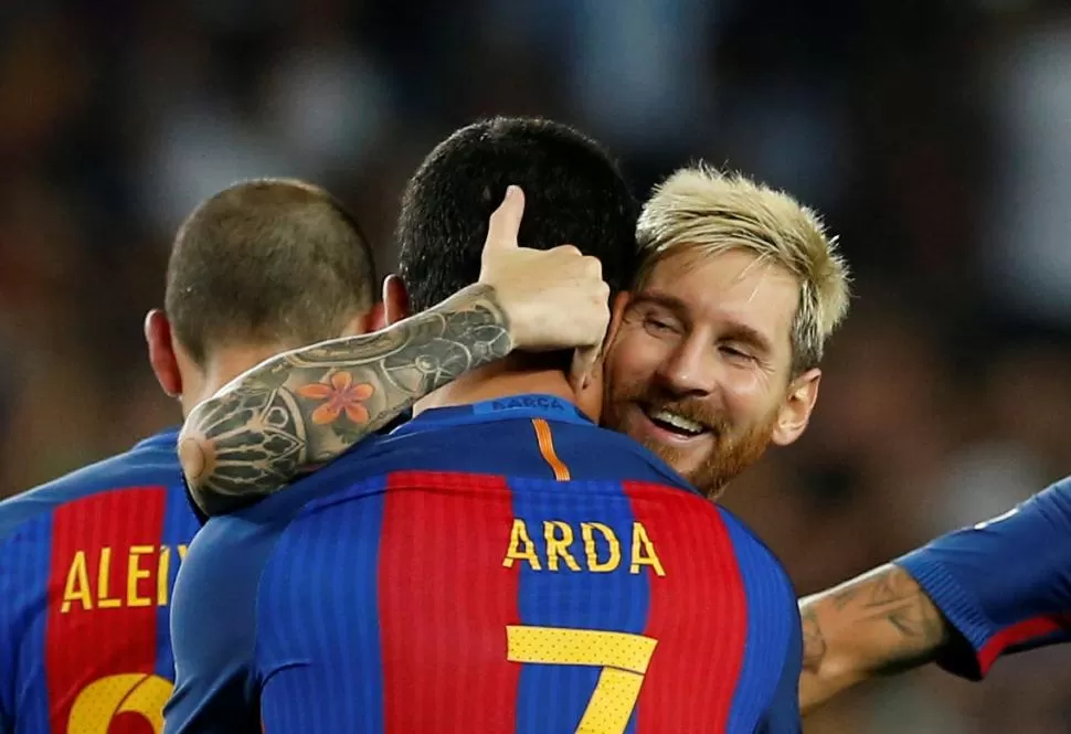 APORTARON LOS GOLES. Lionel Messi, que hizo el tercero, saluda a Arda Turan, autor de los dos primeros de Barcelona. Reuters
