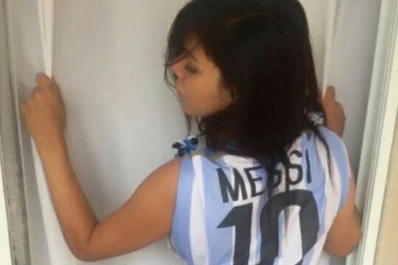 Miss BumBum felicitó a Messi por su nuevo título con Barcelona