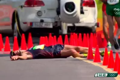 Video: un marchista se desmayó en plena carrera; luego se paró y siguió